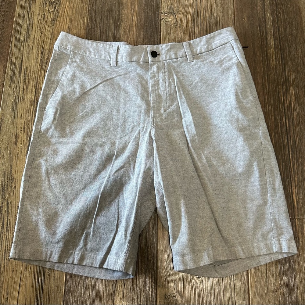 Lululemon men’s gray chino shorts 34 flat front pockets hidden back pocket